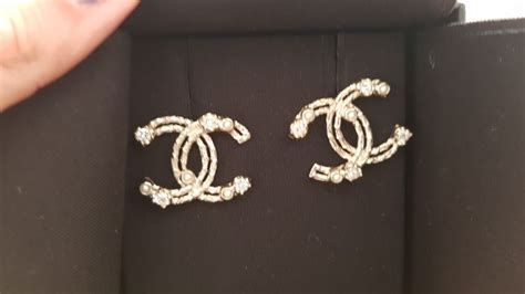 orecchini lunghi scritta chanel|Chanel orecchini.